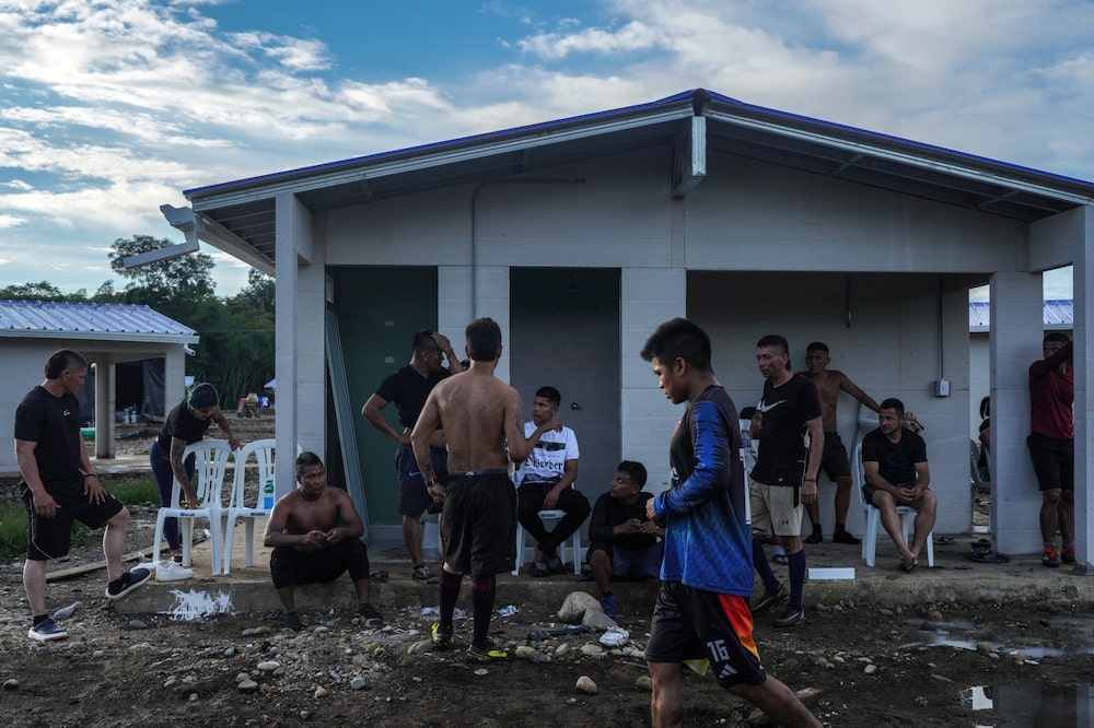 O governo colombiano não especificou o que acontecerá com aqueles que depuseram suas armas, criando um clima de expectativa e ansiedade entre os ex-militantes que vivem em acampamentos. (Foto: Ivan Valencia/Bloomberg) O governo colombiano não especificou o que acontecerá com aqueles que depuseram suas armas, criando um clima de expectativa e ansiedade entre os ex-militantes que vivem em acampamentos. (Foto: Ivan Valencia/Bloomberg)