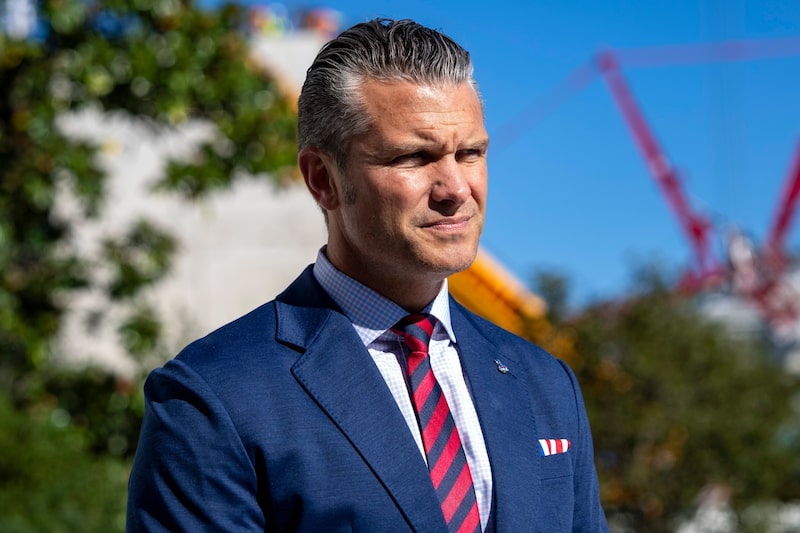 Pete Hegseth, secretario de Defensa de EE.UU., mientras Trump —que no aparece en la imagen—, habla con los medios de comunicación en la Casa Blanca, el martes 6 de octubre de 2026. Foto: Bonnie Cash/UPI/Bloomberg Pete Hegseth, secretario de Defensa de EE.UU., mientras Trump —que no aparece en la imagen—, habla con los medios de comunicación en la Casa Blanca, el martes 6 de octubre de 2026. Foto: Bonnie Cash/UPI/Bloomberg