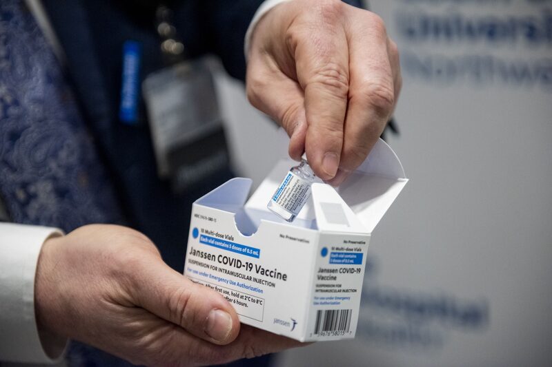 Un vial que contiene la vacuna contra el Covid-19 de Johnson & Johnson. Un vial que contiene la vacuna contra el Covid-19 de Johnson & Johnson.