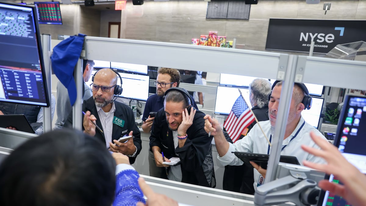 Operadores trabajan tras una reunión del Comité Federal de Mercado Abierto (FOMC) en el parqué de la Bolsa de Valores Estadounidense (AMEX) en la Bolsa de Nueva York (NYSE) en Nueva York, EE.UU.