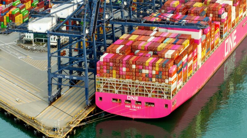 El número de contenedores procesados también descendió respecto a la semana anterior, mientras que los vuelos de carga aérea crecieron más de un 30% por novena semana consecutiva. (Bloomberg) El número de contenedores procesados también descendió respecto a la semana anterior, mientras que los vuelos de carga aérea crecieron más de un 30% por novena semana consecutiva. (Bloomberg)