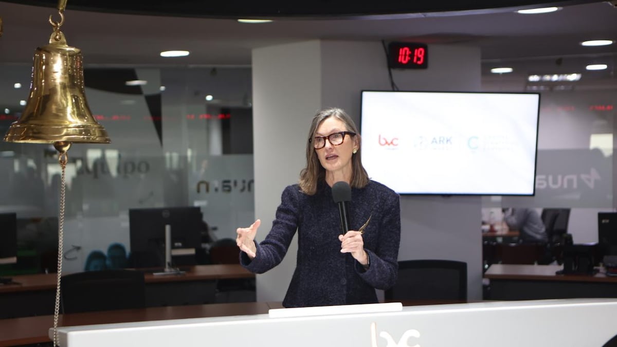 Cathie Wood durante o lançamento dos ETFs da ARK Invest na Bolsa de Valores da Colômbia.