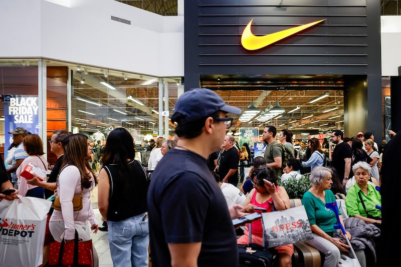 Compradores afuera de una tienda Nike Factory en un centro comercial outlet en Sunrise, Florida. Fotógrafa: Eva Marie Uzcategui/Bloomberg. Compradores afuera de una tienda Nike Factory en un centro comercial outlet en Sunrise, Florida. Fotógrafa: Eva Marie Uzcategui/Bloomberg.