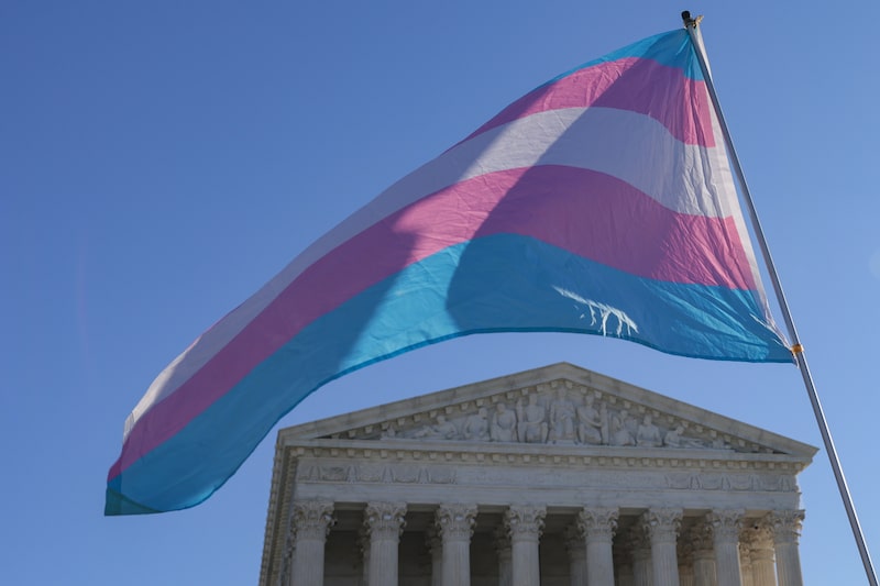 Manifestantes que apoyan a deportistas transgénero que compiten en deportes femeninos ondean una bandera del orgullo trans frente a la Corte Suprema. Foto: Heather Diehl/Getty Images
Manifestantes que apoyan a deportistas transgénero que compiten en deportes femeninos ondean una bandera del orgullo trans frente a la Corte Suprema. Foto: Heather Diehl/Getty Images