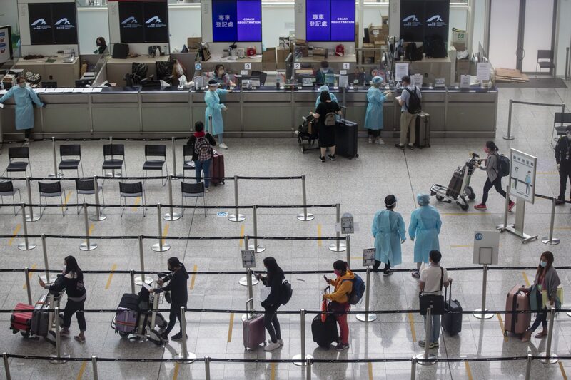 Viajeros dirigiéndose a la cuarentena en la sala de llegadas del Aeropuerto Internacional de Hong Kong en Hong Kong, China, el viernes 1 de abril de 2022. Un fotógrafo: Paul Yeung/Bloomberg Viajeros dirigiéndose a la cuarentena en la sala de llegadas del Aeropuerto Internacional de Hong Kong en Hong Kong, China, el viernes 1 de abril de 2022. Un fotógrafo: Paul Yeung/Bloomberg