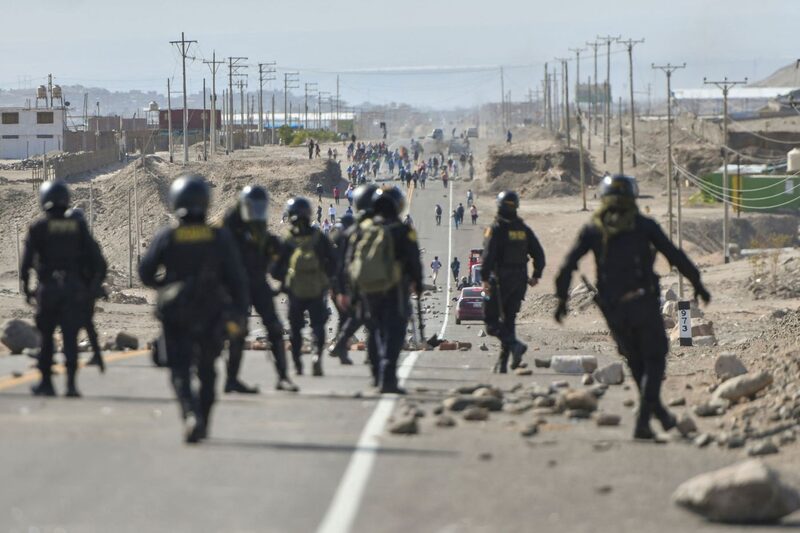 La policía peruana patrulla la carretera Panamericana en La Joya el 12 de enero. (Foto: Diego Ramos/AFP vía Getty Images) La policía peruana patrulla la carretera Panamericana en La Joya el 12 de enero. (Foto: Diego Ramos/AFP vía Getty Images)