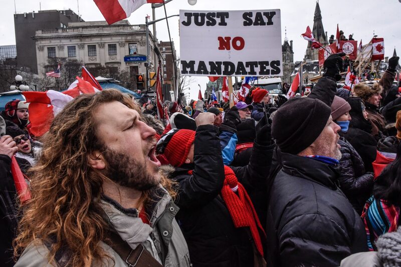 Manifestación cerca de la Colina del Parlamento en Ottawa, Ontario, Canadá, el sábado 12 de febrero de 2022. El primer ministro de la provincia más grande de Canadá declaró el estado de emergencia, advirtiendo a los manifestantes que están cortando el tráfico en un paso fronterizo clave de Estados Unidos y causando atascos en la capital de Canadá que se enfrentan a un duro castigo si no se retiran. Manifestación cerca de la Colina del Parlamento en Ottawa, Ontario, Canadá, el sábado 12 de febrero de 2022. El primer ministro de la provincia más grande de Canadá declaró el estado de emergencia, advirtiendo a los manifestantes que están cortando el tráfico en un paso fronterizo clave de Estados Unidos y causando atascos en la capital de Canadá que se enfrentan a un duro castigo si no se retiran.