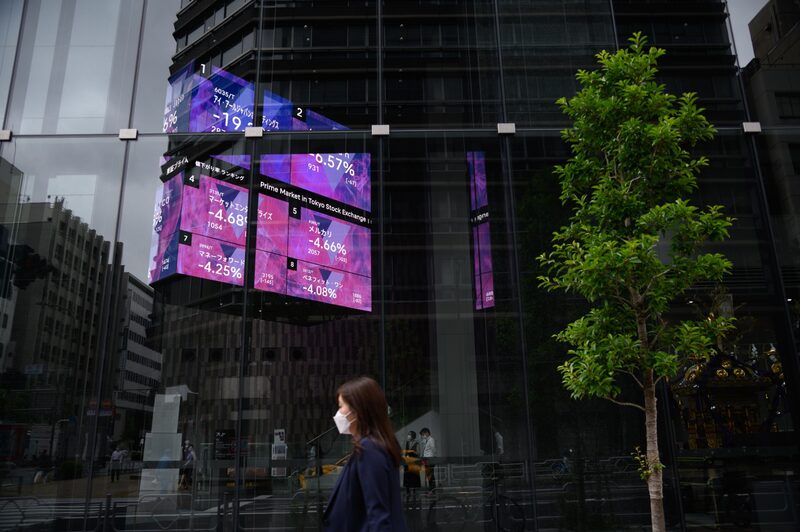Figuras de la bolsa cerca de la Bolsa de Tokio. Fotógrafo: Akio Kon/Bloomberg Figuras de la bolsa cerca de la Bolsa de Tokio. Fotógrafo: Akio Kon/Bloomberg