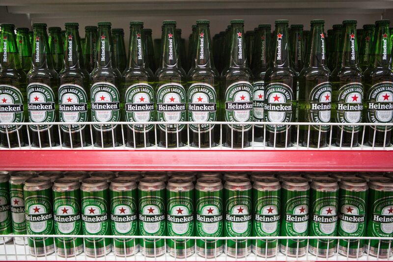 Garrafas da Heineken em supermercado Garrafas da Heineken em supermercado