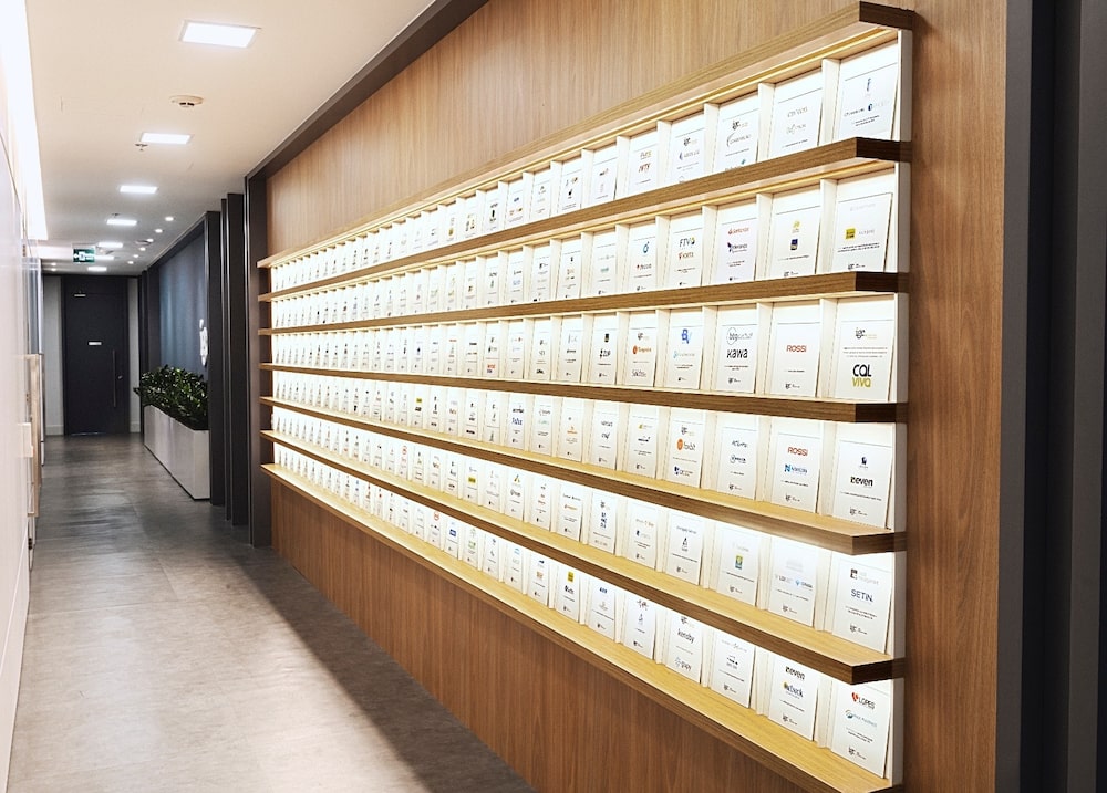 Corredor com placas que celebram deals de M&As fechados com a assessoria do igc Partners para o lado vendedor, em prédio na avenida Faria Lima, em São Paulo (Foto: Divulgação) Corredor com placas que celebram deals de M&As fechados com a assessoria do igc Partners para o lado vendedor, em prédio na avenida Faria Lima, em São Paulo (Foto: Divulgação)