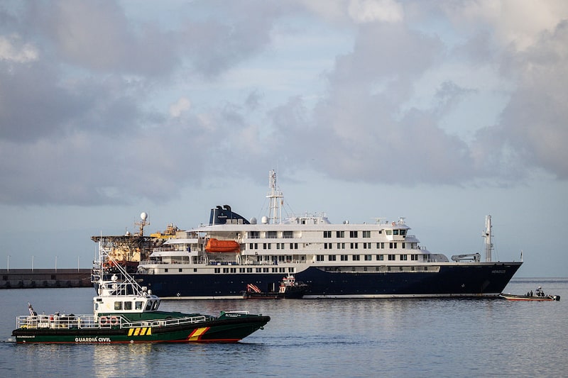 Embarcaciones de la Guardia Civil rodean al MV Hondius tras su atraque en el puerto de Granadilla, Tenerife, el 10 de mayo. (Fotógrafo: Chris McGrath/Getty Images). Embarcaciones de la Guardia Civil rodean al MV Hondius tras su atraque en el puerto de Granadilla, Tenerife, el 10 de mayo. (Fotógrafo: Chris McGrath/Getty Images).