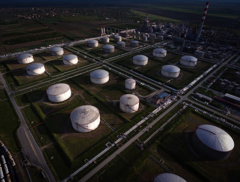Silos de almacenamiento de petróleo en la refinería de petróleo y gas operada por Naftna Industrija Srbije AD (NIS), una unidad de Gazprom Neft PJSC, en esta fotografía aérea en Pancevo, Serbia, el martes 28 de abril de 2020. Silos de almacenamiento de petróleo en la refinería de petróleo y gas operada por Naftna Industrija Srbije AD (NIS), una unidad de Gazprom Neft PJSC, en esta fotografía aérea en Pancevo, Serbia, el martes 28 de abril de 2020.