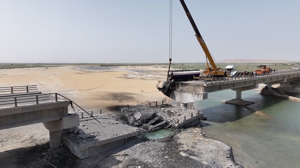 Trabajadores limpian los escombros alrededor de un puente dañado, tras los ataques aéreos estadounidenses llevados a cabo el día anterior, en la provincia de Hormozgan, Irán, el 17 de julio, en una foto cedida por Morteza Akhoundi. Foto: Morteza Akhoundi/Getty Images Trabajadores limpian los escombros alrededor de un puente dañado, tras los ataques aéreos estadounidenses llevados a cabo el día anterior, en la provincia de Hormozgan, Irán, el 17 de julio, en una foto cedida por Morteza Akhoundi. Foto: Morteza Akhoundi/Getty Images