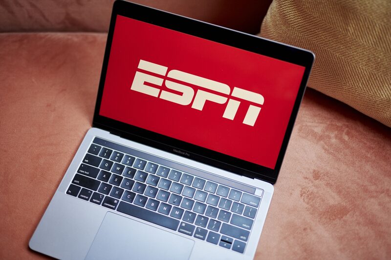 ESPN genera alrededor de US$12.000 millones en ventas anuales para Disney y alrededor de US$4.300 millones en ganancias anuales antes de intereses, impuestos, depreciación y amortización. ESPN genera alrededor de US$12.000 millones en ventas anuales para Disney y alrededor de US$4.300 millones en ganancias anuales antes de intereses, impuestos, depreciación y amortización.