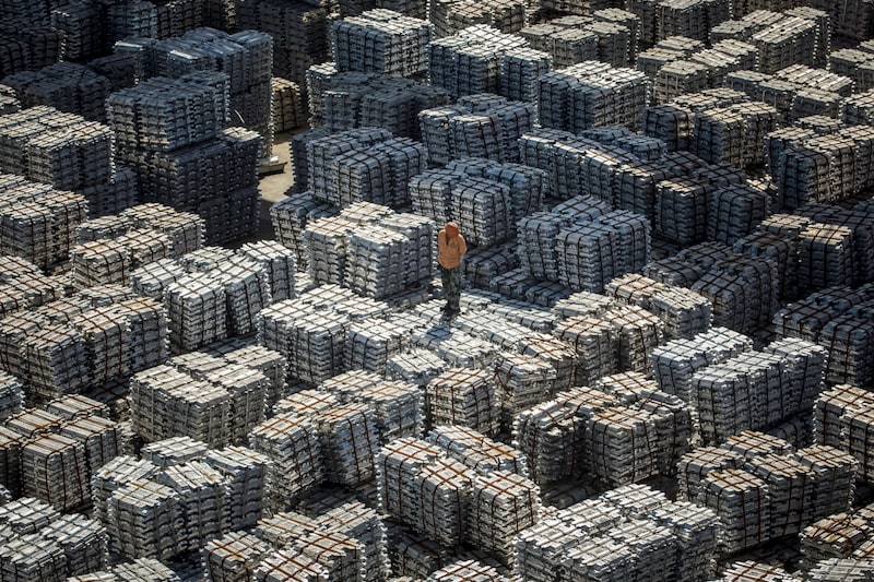 Montones de lingotes de aluminio en un centro logístico de la Corporación Nacional China de Almacenamiento y Transporte de Materiales en Wuxi, China, el jueves 23 de agosto de 2018 Montones de lingotes de aluminio en un centro logístico de la Corporación Nacional China de Almacenamiento y Transporte de Materiales en Wuxi, China, el jueves 23 de agosto de 2018