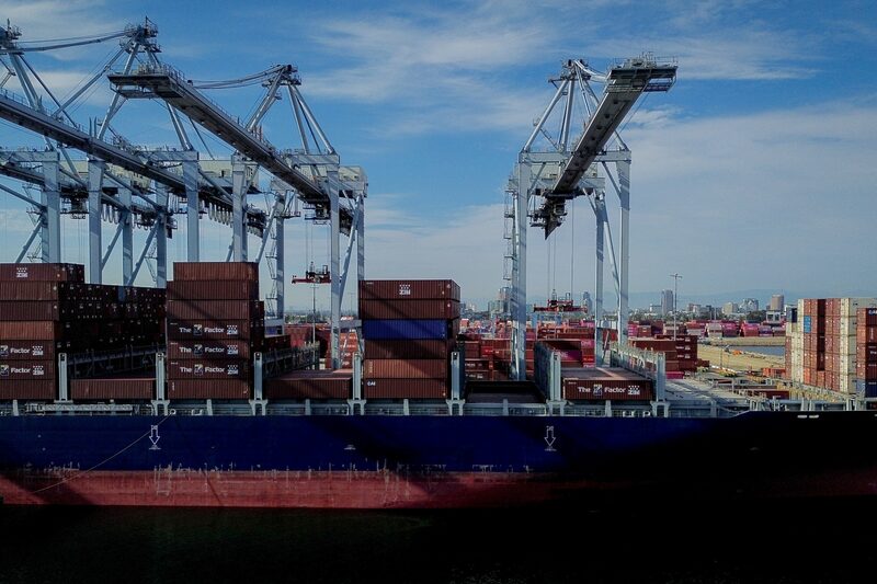 EE.UU. evalúa imponer aranceles en respuesta a propuesta global sobre emisiones marítimas. EE.UU. evalúa imponer aranceles en respuesta a propuesta global sobre emisiones marítimas.