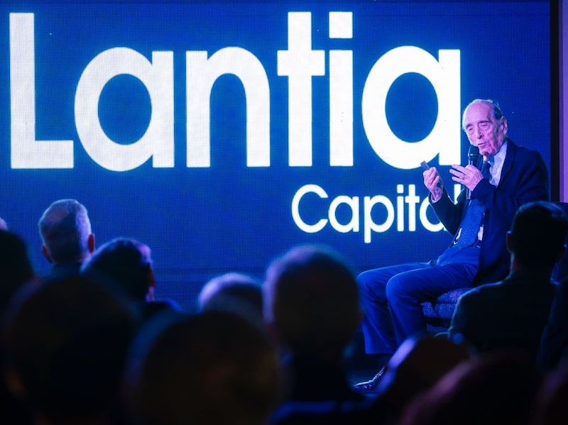 Ricardo Arriazu habla en el lanzamiento de Lanza Capital. Ricardo Arriazu habla en el lanzamiento de Lanza Capital.