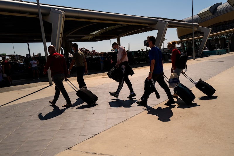 Dados mais recentes mostram que os EUA estão agora bem acima do limite da UE, com pouco menos de 270 novos casos de Covid-19 por 100 mil habitantes nos últimos 14 dias Dados mais recentes mostram que os EUA estão agora bem acima do limite da UE, com pouco menos de 270 novos casos de Covid-19 por 100 mil habitantes nos últimos 14 dias