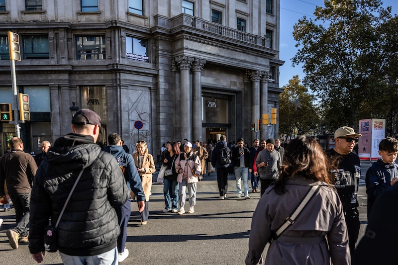 España concederá estatus legal a 500.000 migrantes indocumentados. España concederá estatus legal a 500.000 migrantes indocumentados.