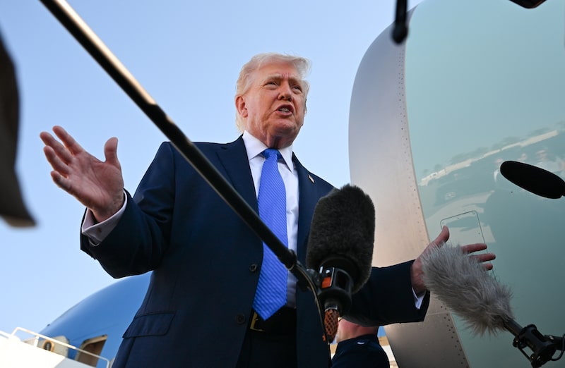 El presidente de Estados Unidos, Donald Trump, habla con los medios de comunicación antes de subir al Air Force One en el Aeropuerto Internacional de Palm Beach el 23 de marzo. Fotógrafo: Roberto Schmidt/Getty Images El presidente de Estados Unidos, Donald Trump, habla con los medios de comunicación antes de subir al Air Force One en el Aeropuerto Internacional de Palm Beach el 23 de marzo. Fotógrafo: Roberto Schmidt/Getty Images