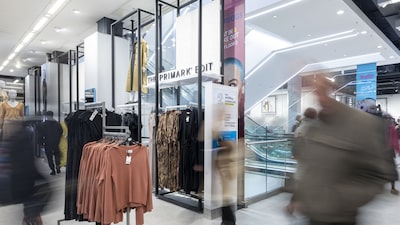 Shein x Primark: disputa de gigantes do fast fashion expõe virada do físico ao digital Shein x Primark: disputa de gigantes do fast fashion expõe virada do físico ao digital