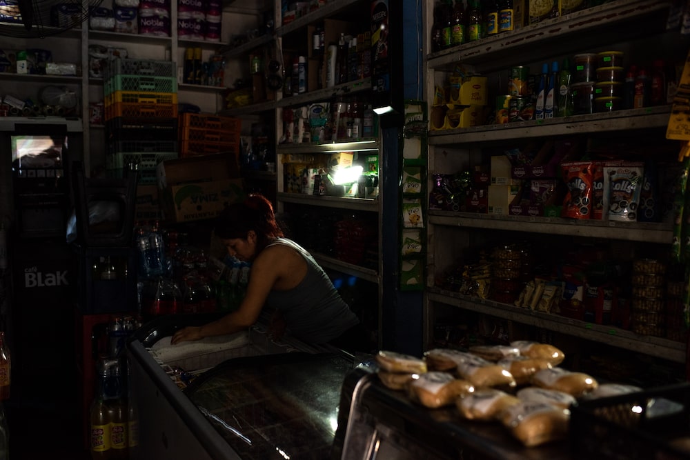 Un comerciante revisa un congelador durante un corte de energía en Santiago, Chile, el martes 25 de febrero de 2025. El mayor apagón en 15 años dejó a millones de chilenos sin electricidad, interrumpiendo el suministro a importantes minas de cobre y provocando evacuaciones de empresas y compras de pánico. Fotógrafo: Cristóbal Olivares/Bloomberg Un comerciante revisa un congelador durante un corte de energía en Santiago, Chile, el martes 25 de febrero de 2025. El mayor apagón en 15 años dejó a millones de chilenos sin electricidad, interrumpiendo el suministro a importantes minas de cobre y provocando evacuaciones de empresas y compras de pánico. Fotógrafo: Cristóbal Olivares/Bloomberg