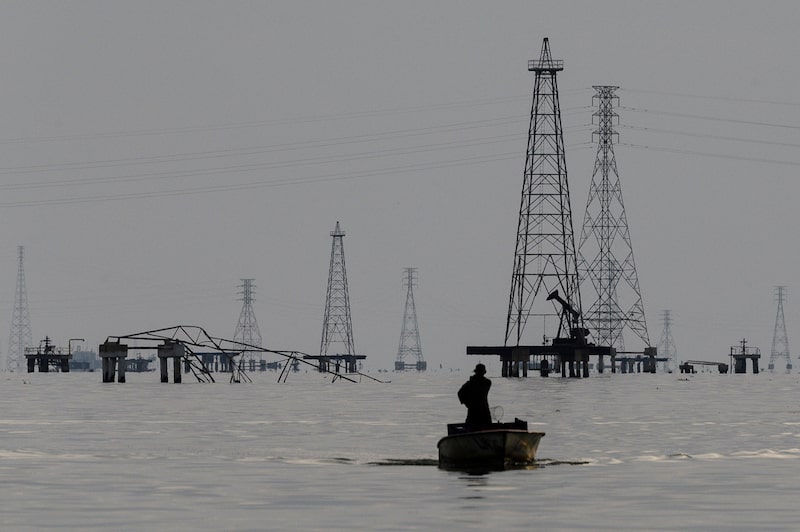 Un pescador frente a las plataformas petroleras de Petróleos de Venezuela SA en el Lago de Maracaibo en Cabimas, estado Zulia, Venezuela. Fuente: Bloomberg. Un pescador frente a las plataformas petroleras de Petróleos de Venezuela SA en el Lago de Maracaibo en Cabimas, estado Zulia, Venezuela. Fuente: Bloomberg.
