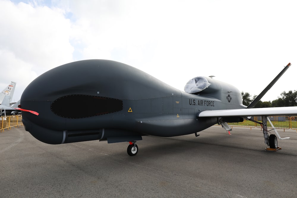 Un dron Global Hawk de la Fuerza Aérea de los Estados Unidos, un sistema aéreo no tripulado de vigilancia fabricado por Northrop Grumman Corp., se exhibe en el Salón Aeronáutico de Singapur celebrado en el Centro de Exposiciones Changi en Singapur en 2018. Un dron Global Hawk de la Fuerza Aérea de los Estados Unidos, un sistema aéreo no tripulado de vigilancia fabricado por Northrop Grumman Corp., se exhibe en el Salón Aeronáutico de Singapur celebrado en el Centro de Exposiciones Changi en Singapur en 2018.