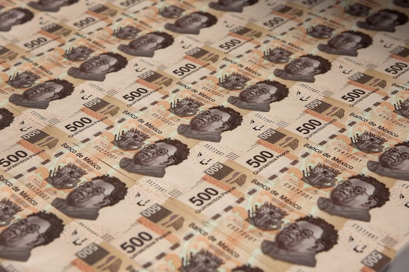 Durante la jornada intradía, la moneda mexicana registró un máximo de $17,9179 por unidad y un mínimo de $17,9928 por billete verde, de acuerdo con datos de Bloomberg. Durante la jornada intradía, la moneda mexicana registró un máximo de $17,9179 por unidad y un mínimo de $17,9928 por billete verde, de acuerdo con datos de Bloomberg.