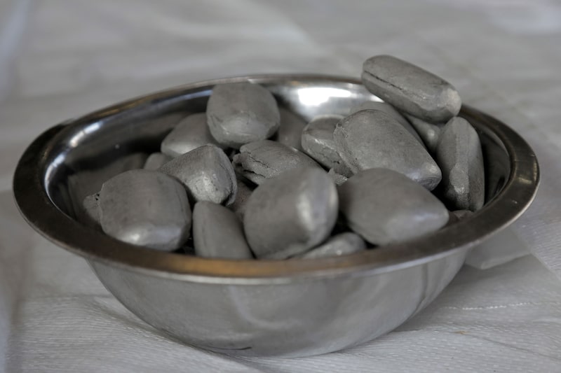 Las briquetas de níquel se colocan en un recipiente para una fotografía en la refinería de níquel Kwinana de BHP Group Ltd. en Kwinana, Australia Occidental, Australia, el viernes 2 de agosto de 2019. Las briquetas de níquel se colocan en un recipiente para una fotografía en la refinería de níquel Kwinana de BHP Group Ltd. en Kwinana, Australia Occidental, Australia, el viernes 2 de agosto de 2019.