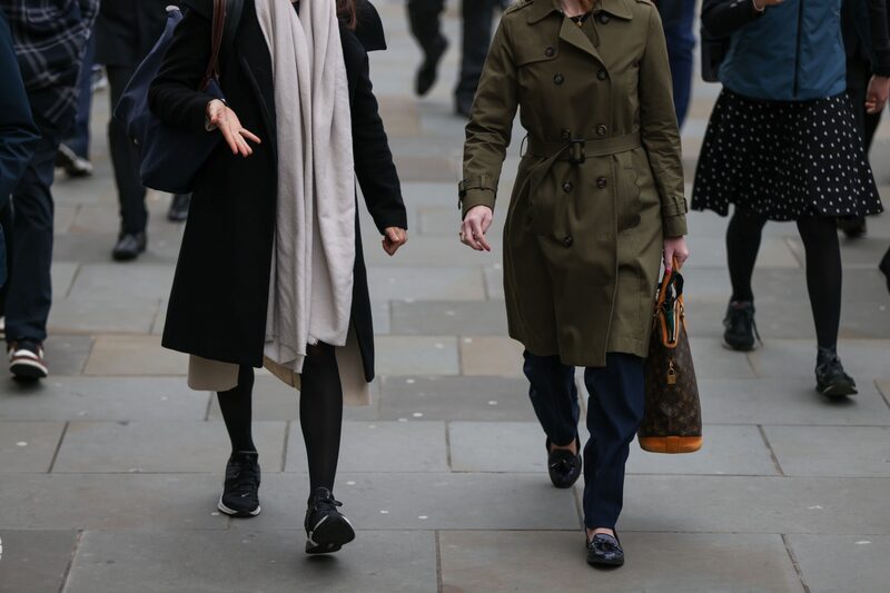 Transeúntes cruzan el Puente de Londres en la City de Londres, Reino Unido, el martes 21 de marzo de 2023. E Transeúntes cruzan el Puente de Londres en la City de Londres, Reino Unido, el martes 21 de marzo de 2023. E