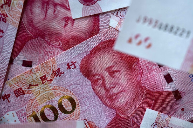 Billetes de cien yuanes apilados en Shanghái, China, el martes 7 de enero de 2025. China mantuvo un estricto control sobre el yuan mediante su tipo de cambio de referencia diario, ya que la subida repentina del dólar durante la noche amenazaba con minar la confianza en esta moneda controlada y en sus homólogas asiáticas. Billetes de cien yuanes apilados en Shanghái, China, el martes 7 de enero de 2025. China mantuvo un estricto control sobre el yuan mediante su tipo de cambio de referencia diario, ya que la subida repentina del dólar durante la noche amenazaba con minar la confianza en esta moneda controlada y en sus homólogas asiáticas.