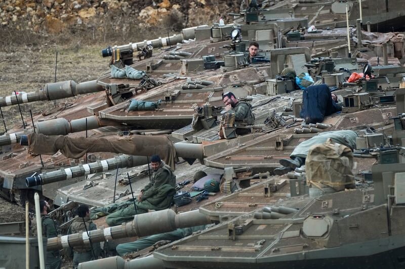 Soldados e tanques de Israel perto da fronteira do país com o Líbano nesta terça-feira (Foto: AP/Baz Ratner) Soldados e tanques de Israel perto da fronteira do país com o Líbano nesta terça-feira (Foto: AP/Baz Ratner)