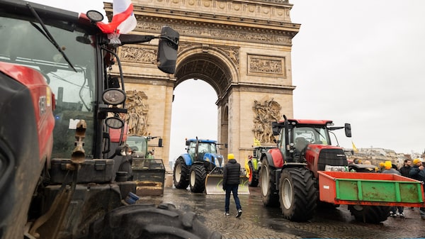 Agricultores protestam em Paris, e Macron anuncia voto contra acordo UE-Mercosul Agricultores protestam em Paris, e Macron anuncia voto contra acordo UE-Mercosul