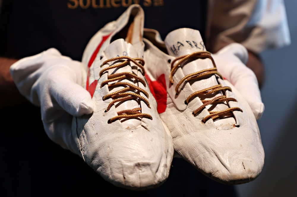 Prototipo hecho a mano por Bill Bowerman de clavos de atletismo con logotipo. Fotógrafo: Cindy Ord/Getty Images Prototipo hecho a mano por Bill Bowerman de clavos de atletismo con logotipo. Fotógrafo: Cindy Ord/Getty Images