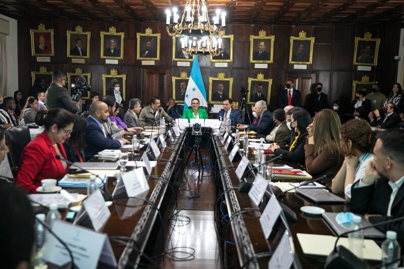 La presidenta Xiomara Castro, junto con sus secretarios de Estado. La presidenta Xiomara Castro, junto con sus secretarios de Estado.