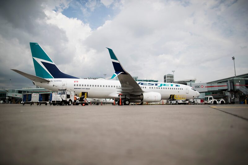 Un avión Boeing Co. 737-800, operado por WestJet Airlines, en el Aeropuerto Internacional Toronto Pearson en Toronto, Ontario, Canadá, el lunes 22 de julio de 2019. Un avión Boeing Co. 737-800, operado por WestJet Airlines, en el Aeropuerto Internacional Toronto Pearson en Toronto, Ontario, Canadá, el lunes 22 de julio de 2019.