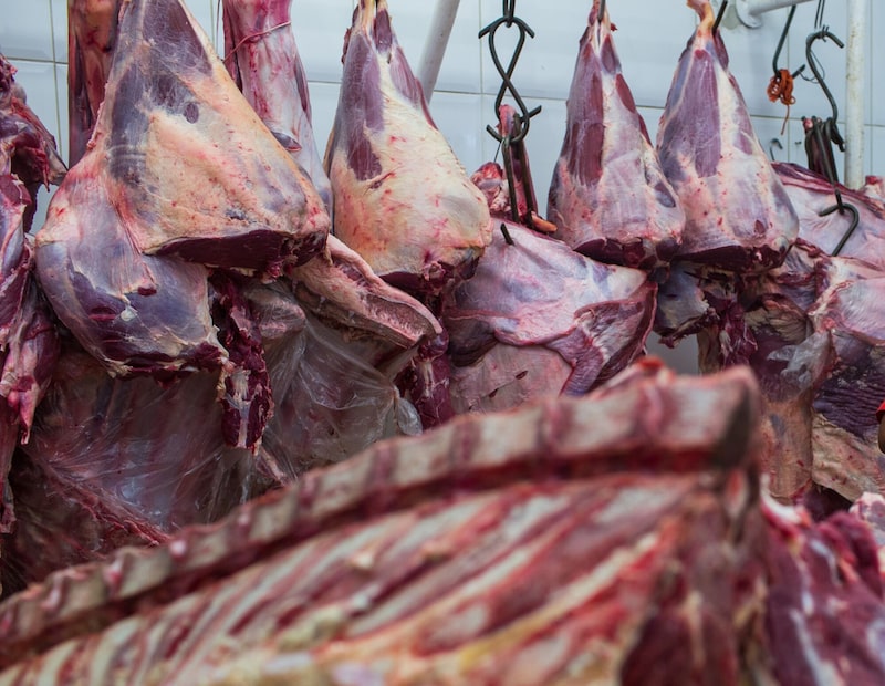 Carne expuesta a la venta en un puesto de carnicería dentro de un mercado en Sao Paulo, Brasil. Carne expuesta a la venta en un puesto de carnicería dentro de un mercado en Sao Paulo, Brasil.
