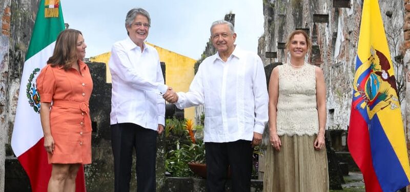 Guillermo Lasso y Andrés Manuel López Obrador se reunieron en el acto conmemorativo por los 200 años de la Firma de los Tratados de Córdoba, documento donde se acordó la independencia de México. Foto: Cancillería Ecuador Guillermo Lasso y Andrés Manuel López Obrador se reunieron en el acto conmemorativo por los 200 años de la Firma de los Tratados de Córdoba, documento donde se acordó la independencia de México. Foto: Cancillería Ecuador