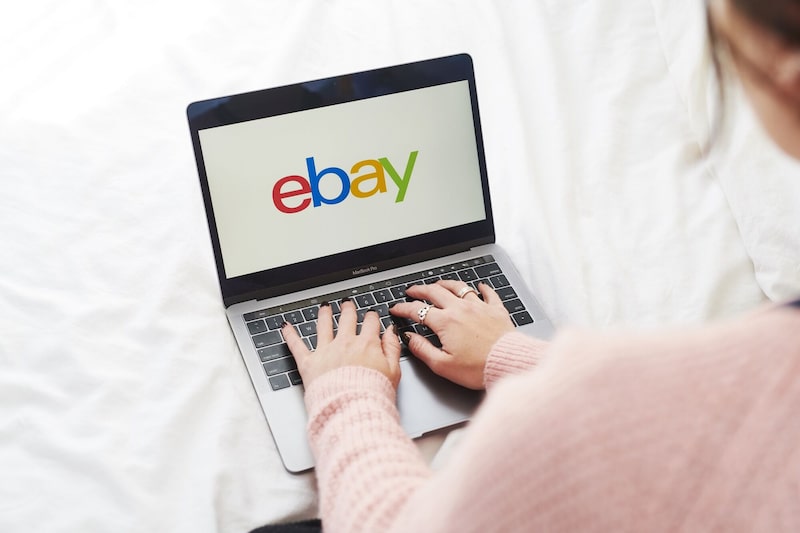 El logotipo de eBay Inc. aparece en una computadora portátil en una fotografía montada tomada en el distrito de Brooklyn, en Nueva York (EE.UU.), el domingo 10 de mayo de 2020. El logotipo de eBay Inc. aparece en una computadora portátil en una fotografía montada tomada en el distrito de Brooklyn, en Nueva York (EE.UU.), el domingo 10 de mayo de 2020.
