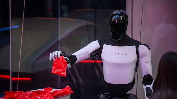 Tesla venderá robôs humanóides Optimus ao público no próximo ano, diz Musk Tesla venderá robôs humanóides Optimus ao público no próximo ano, diz Musk