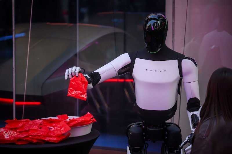 Robô Tesla Optimus faz apresentação em Nova York: testes para aumentar a confiabilidade e a segurança Robô Tesla Optimus faz apresentação em Nova York: testes para aumentar a confiabilidade e a segurança