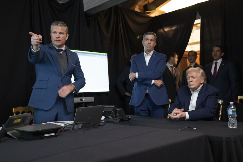Donald Trump recebe informações sobre a operação de captura de Nicolás Maduro de Pete Hegseth, chefe do Pentágono (à esquerda), observado pelo diretor da CIA, John Ratcliffe (Foto: Bloomberg) Donald Trump recebe informações sobre a operação de captura de Nicolás Maduro de Pete Hegseth, chefe do Pentágono (à esquerda), observado pelo diretor da CIA, John Ratcliffe (Foto: Bloomberg)