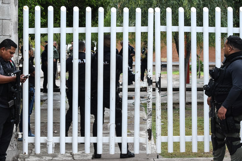 Agentes de policía e investigadores forenses se encuentran en la entrada de un colegio tras un ataque que se saldó con un fallecido y tres heridos en Torreón, Coahuila (México), el 1 de octubre de 2026. (Foto de AFP vía Getty Images) Agentes de policía e investigadores forenses se encuentran en la entrada de un colegio tras un ataque que se saldó con un fallecido y tres heridos en Torreón, Coahuila (México), el 1 de octubre de 2026. (Foto de AFP vía Getty Images)