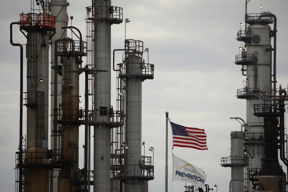 Una bandera estadounidense ondea en la refinería de petróleo de Valero Energy Corp. en Memphis, Tennessee, EE.UU. Una bandera estadounidense ondea en la refinería de petróleo de Valero Energy Corp. en Memphis, Tennessee, EE.UU.