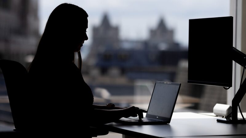 A IA prometeu mais produtividade, mas erros podem gerar mais trabalho no escritório A IA prometeu mais produtividade, mas erros podem gerar mais trabalho no escritório