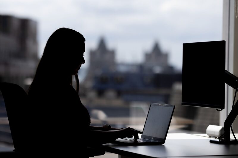 Solução para competir com a IA não está em comparar habilidades técnicas, mas em investir em nossa humanidade (Foto: Jason Alden/Bloomberg) Solução para competir com a IA não está em comparar habilidades técnicas, mas em investir em nossa humanidade (Foto: Jason Alden/Bloomberg)