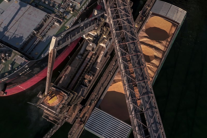 Mientras se desarrolla la lucha, fluyen nuevas inversiones hacia puertos, vías navegables y carreteras destinadas a facilitar el transporte de las cosechas a los centros de exportación. Fotografía: Dado Galdieri/Bloomberg Mientras se desarrolla la lucha, fluyen nuevas inversiones hacia puertos, vías navegables y carreteras destinadas a facilitar el transporte de las cosechas a los centros de exportación. Fotografía: Dado Galdieri/Bloomberg