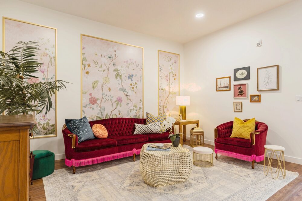 Los elementos de diseño como los cojines de raso, el sofá con volantes y la jaula de pájaros, se unen para crear el interior definitivo. Los elementos de diseño como los cojines de raso, el sofá con volantes y la jaula de pájaros, se unen para crear el interior definitivo.