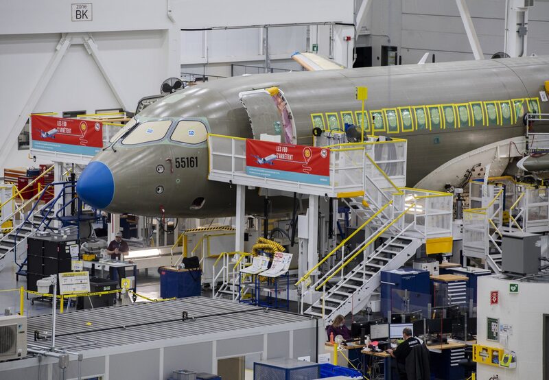 Un Airbus A220 en las instalaciones de montaje y acabado de Airbus Canada LP en Mirabel, Quebec. Un Airbus A220 en las instalaciones de montaje y acabado de Airbus Canada LP en Mirabel, Quebec.